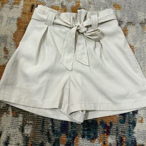 Dressy paperboy style belted cream colored ladies women dress shorts size small